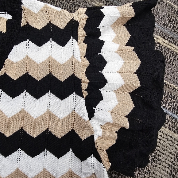 Adrianna Papell‎ Black and White Graphic V- Neck Blouse - Picture 4 of 10